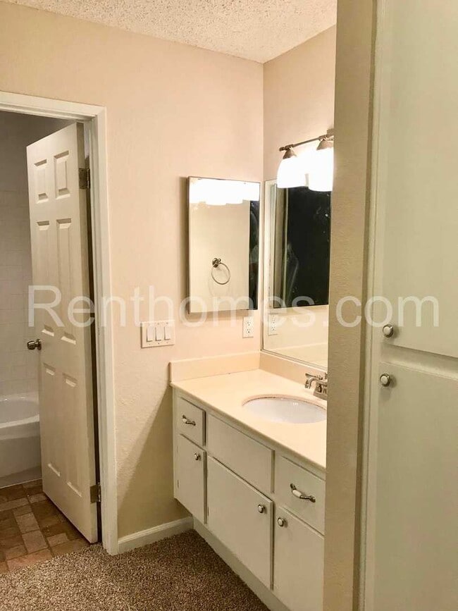 Building Photo - Mira Mesa, 10628 Dabney Dr #163, All Appli...