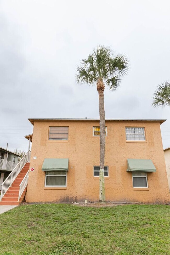 Building Photo - Beautiiful Palm Gardens 2 bedroom, 1 bath ...