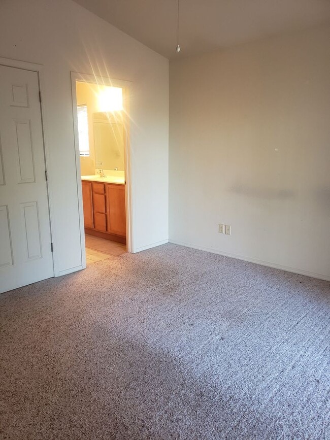 Building Photo - 2 bed / 2 bath - 2 car attached garage