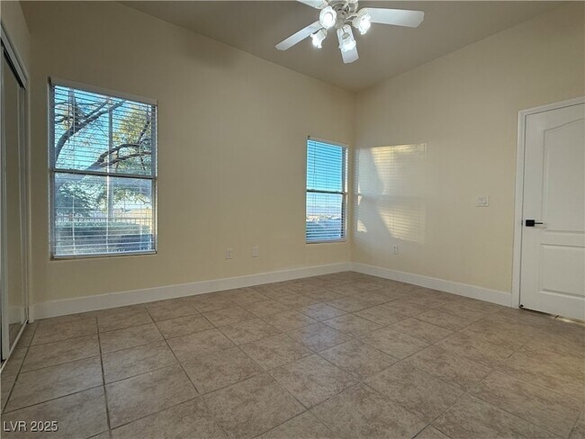 Building Photo - 2305 W Horizon Ridge Pkwy