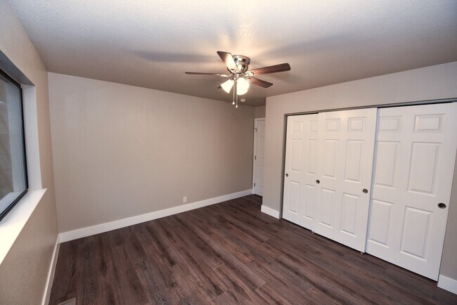 Building Photo - 2455 Knollwood Dr