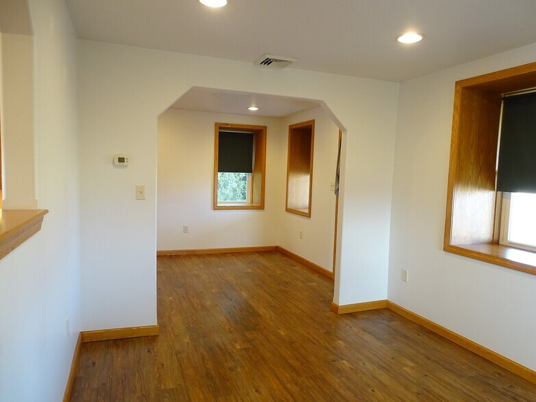 Building Photo - 454 Race Rd