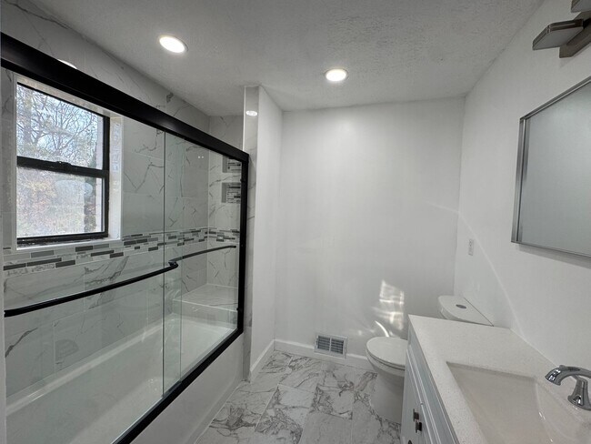 Building Photo - Charming 3 bedroom, 2 bathroom Ranch-Style Home