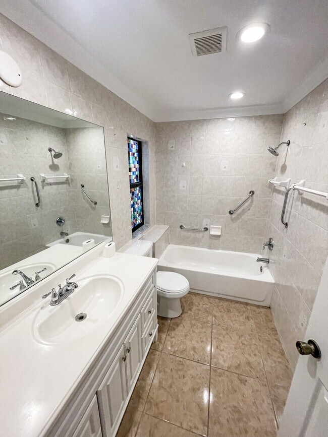Building Photo - Gorgeous 3/2/2! Nice Neighborhood! Great Location!