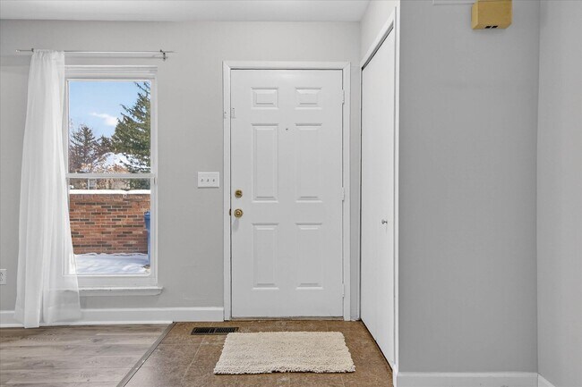 Building Photo - 41070 Southwind Dr