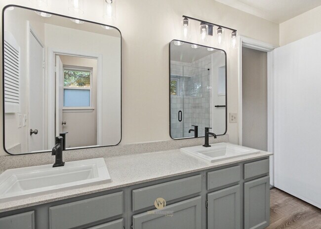 Building Photo - 13811 Stone Hollow