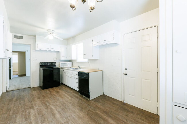 Building Photo - Charming 3 bedroom