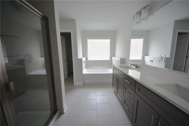 Building Photo - 547 Hellen Vly Dr