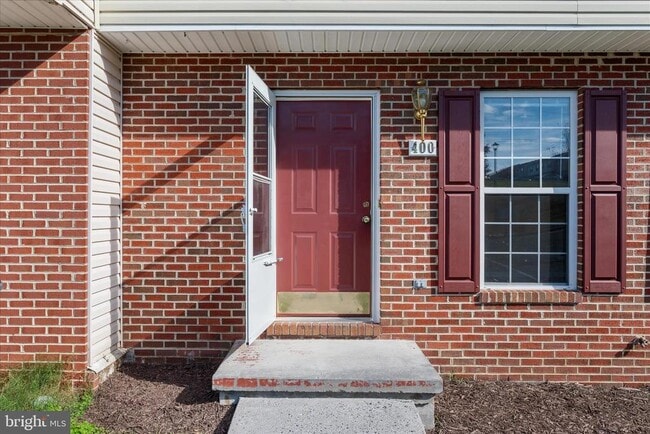 Building Photo - 400 Emily Ln