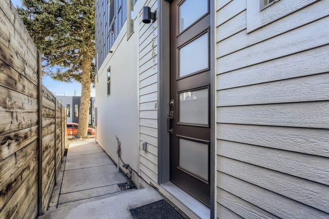 Building Photo - 1261 Perry St