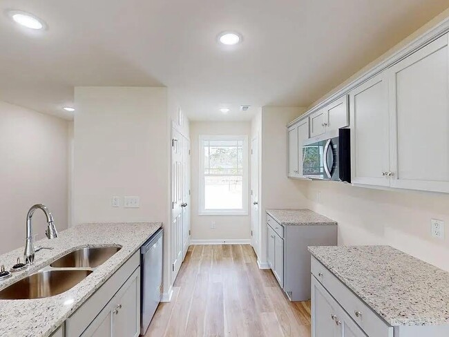 Building Photo - 304 Sandy Springs Dr