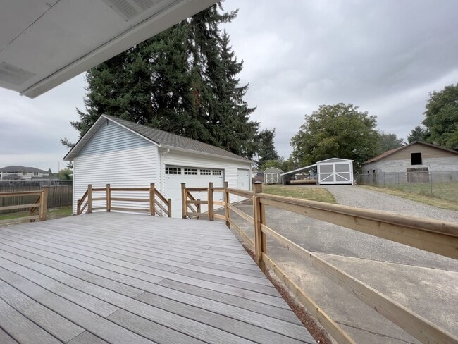 Building Photo - Country living 5 bed w/RV parking and 3 car garage!