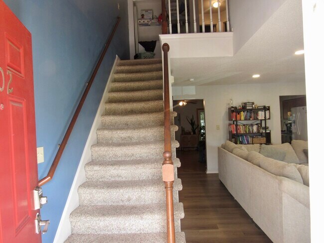 Building Photo - 302 S Hill Ln