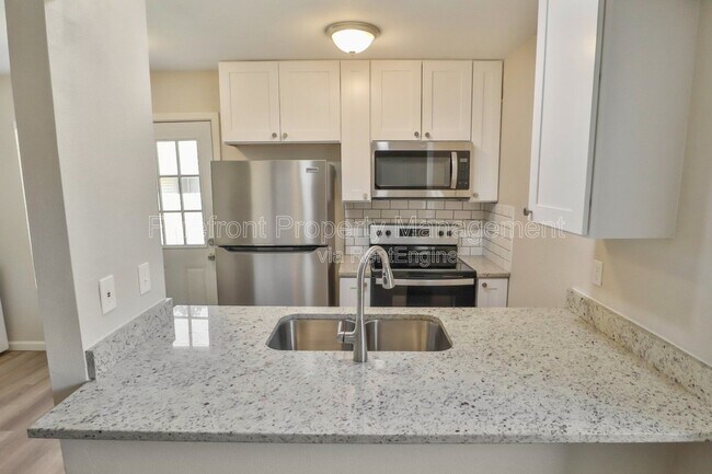 Building Photo - 5613 Lochmoor