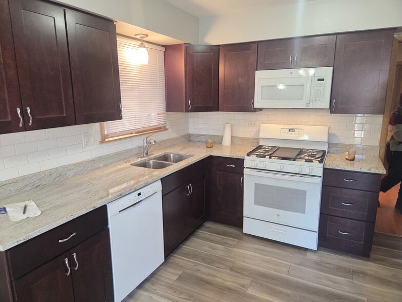 Building Photo - 5850 N Mulligan Ave