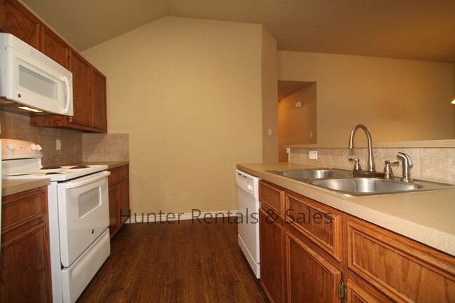 Building Photo - Spacious Duplex!