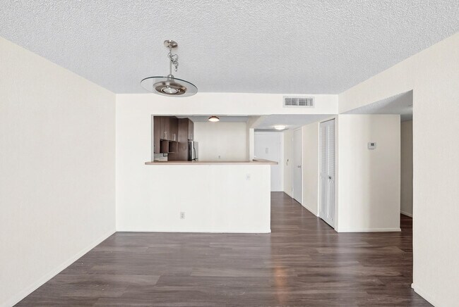 Building Photo - 1000 Parkview Dr