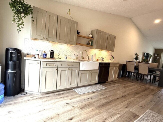 Building Photo - 4492 Brook Dr