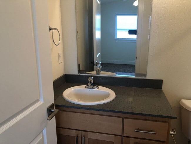 Building Photo - Newer 3 bedroom, 2.5 bath duplex in desirable neighborhood! MOVE IN SPECIAL!