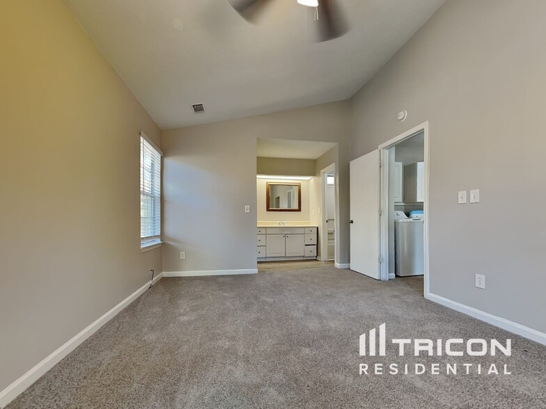 Building Photo - 6161 Hyde Park Ln
