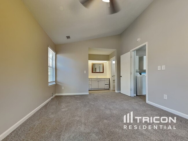 Building Photo - 6161 Hyde Park Ln