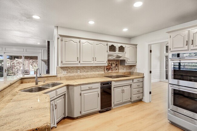 Building Photo - 2912 Bluffview Dr