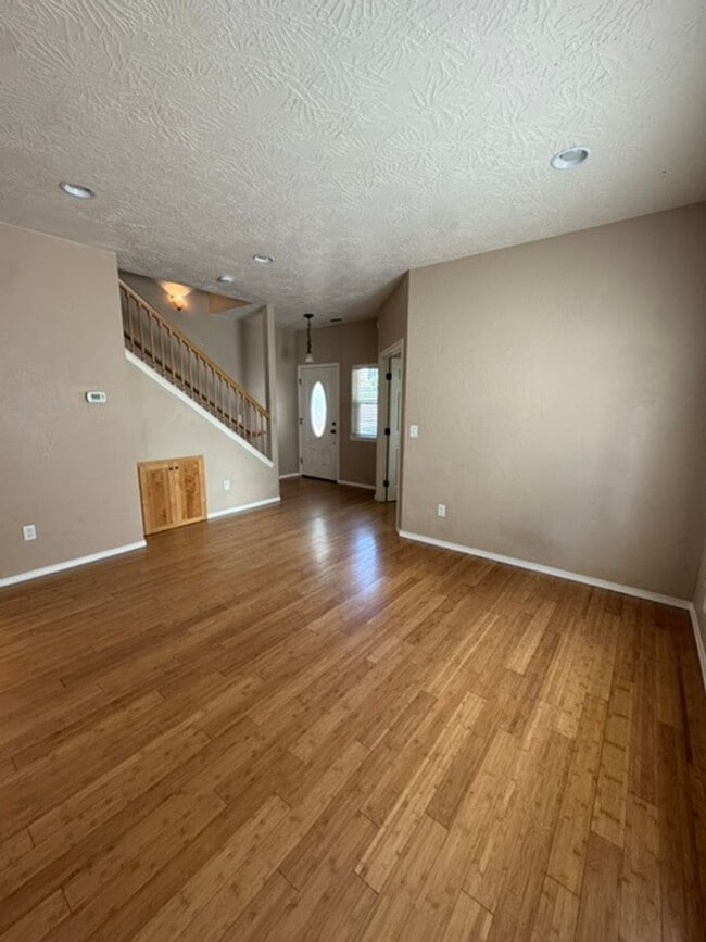 Building Photo - 3 Bedroom 2.5 Bath in Talent