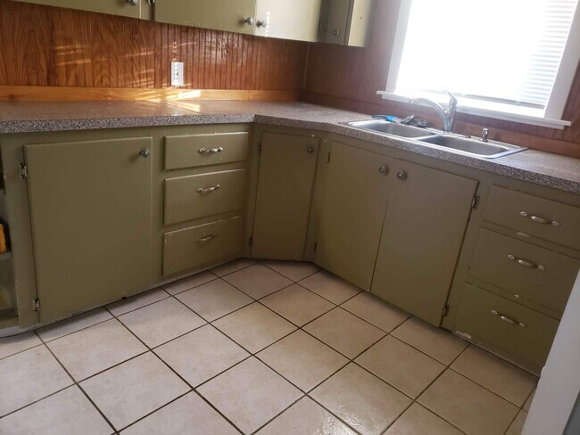 Kitchen Cabinets - 42 Tyler St