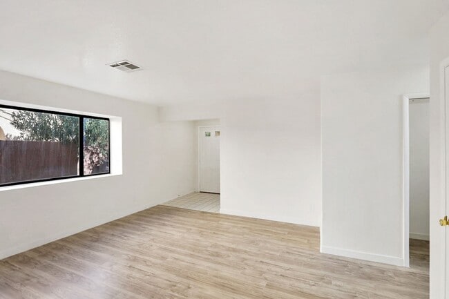 Building Photo - 3 Bed, 2.5 Bath Henderson Beauty