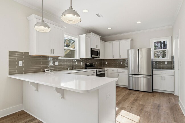 Building Photo - APPLICATIONS PENDING - Gorgeous 4be/3ba With Fenced-In Backyard