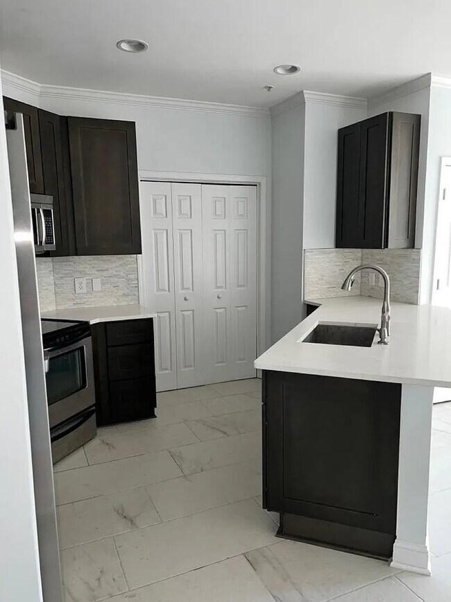 Building Photo - 2 Bed/ 2 Bath Condo located in one of Charlotte's most desired neighborhoods
