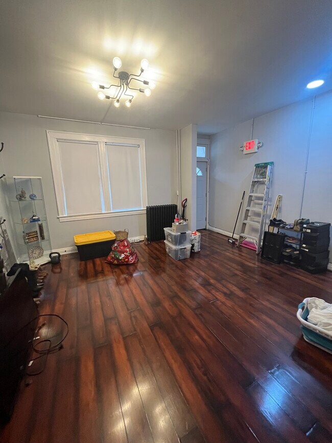 Building Photo - 207 Main St