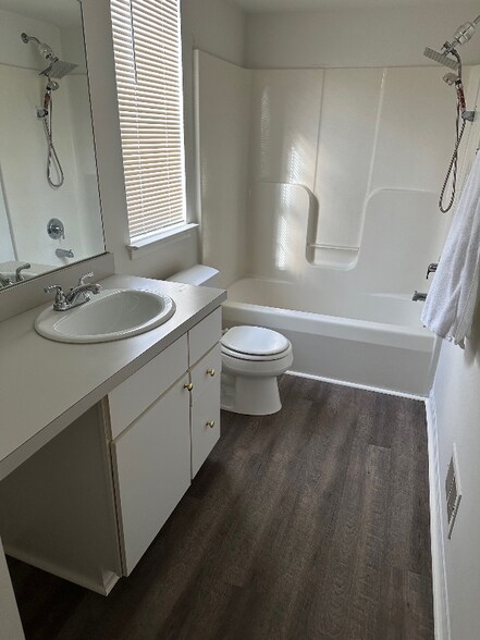 Building Photo - 4685 Hunters Cir W