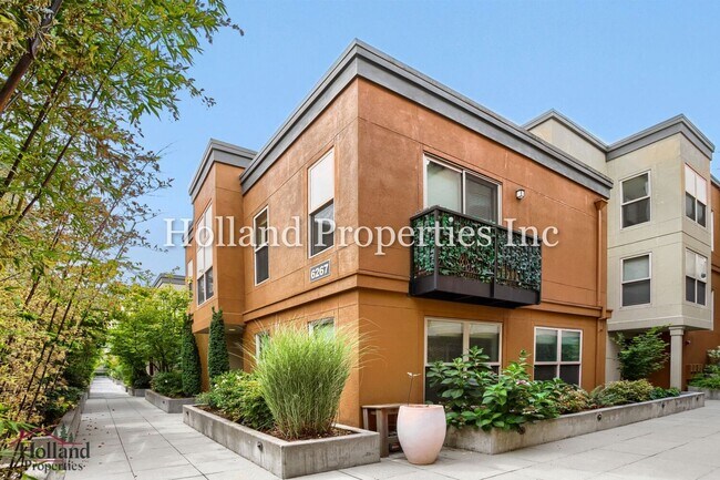 Building Photo - 6267 NE Carillion Dr