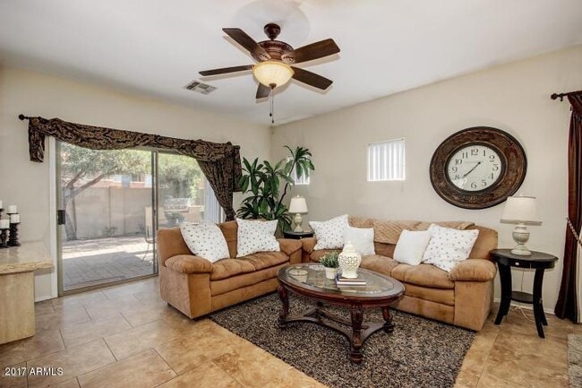 Building Photo - 934 E Madeline Dr