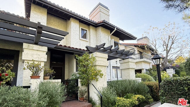 Building Photo - 1488 Palisades Dr