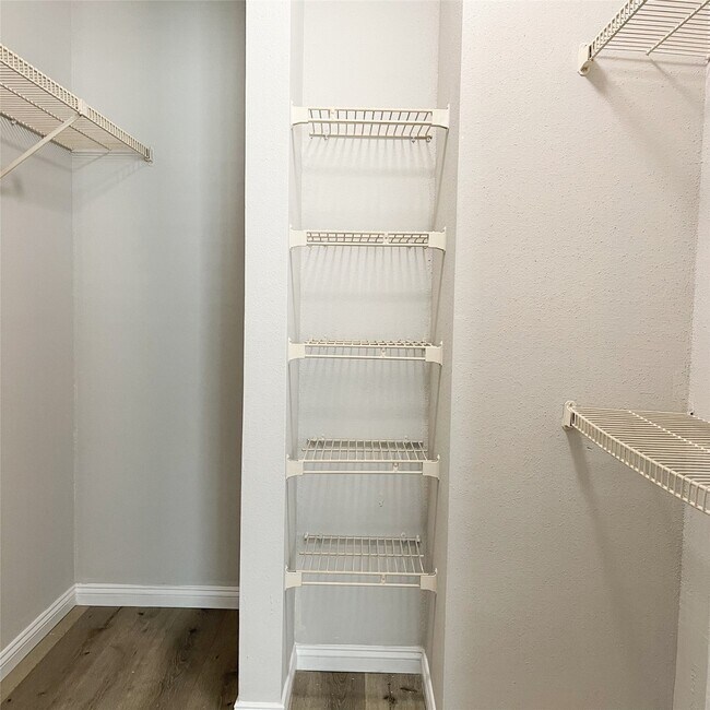 Building Photo - 8718 Victorian Village Dr