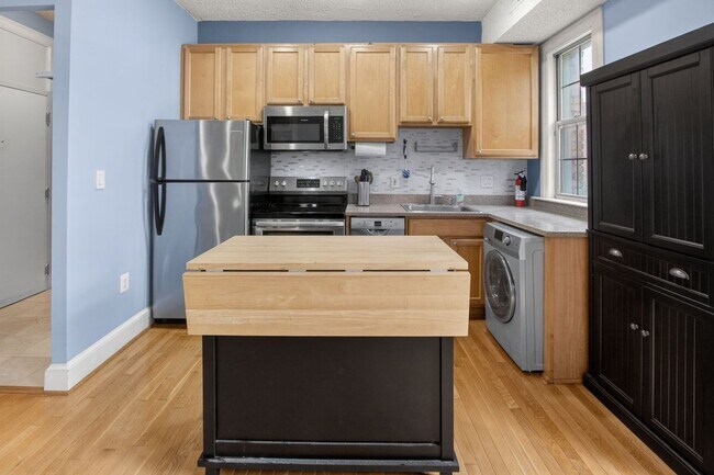 Building Photo - Sunny 1br with Balcony in Columbia Heights!