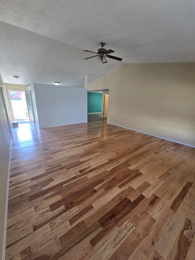 Building Photo - Cozy home Madras Oregon