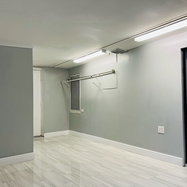 Building Photo - UCF Duplex