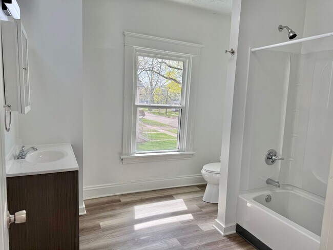 Building Photo - 1701 E Ganson St