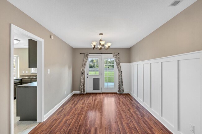 Building Photo - 3 bedroom with BONUS! Fenced Yard