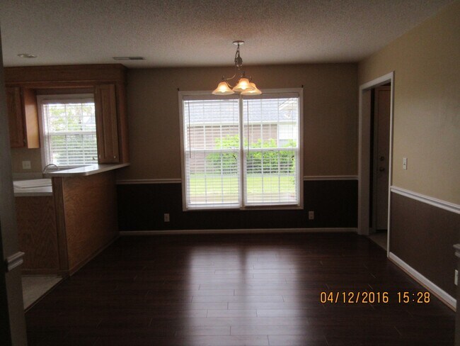 Building Photo - Landmark Pointe