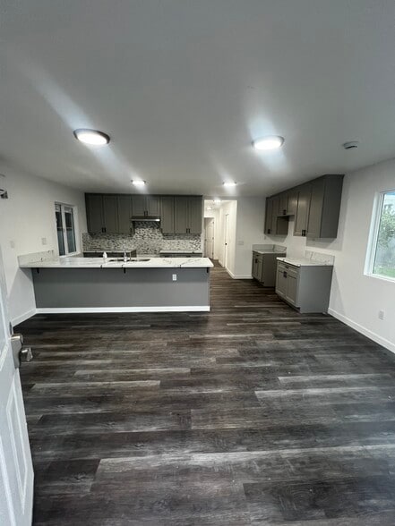 Primary Photo - 2116 Zoe Ave