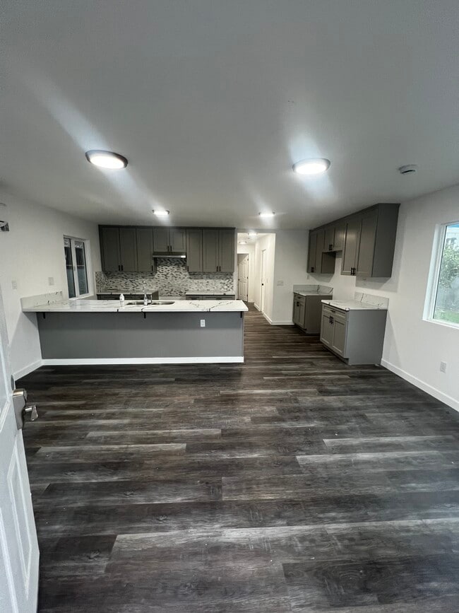 Building Photo - 2116 Zoe Ave