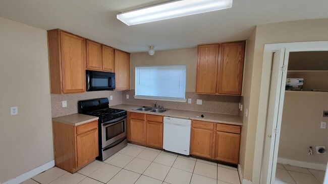 Building Photo - Beautiful House in family friendly community