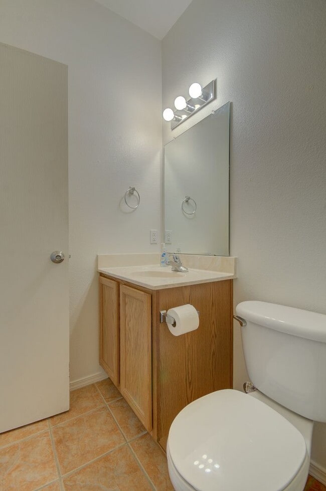 Building Photo - Amazing 3 Bedroom Near Rust Medical Center!!