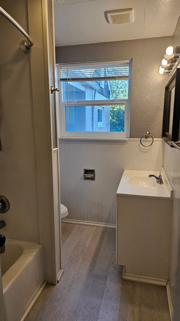 Building Photo - Spacious and privtae duplex in Tacoma