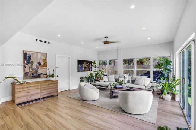 Building Photo - 653 Glenridge Rd