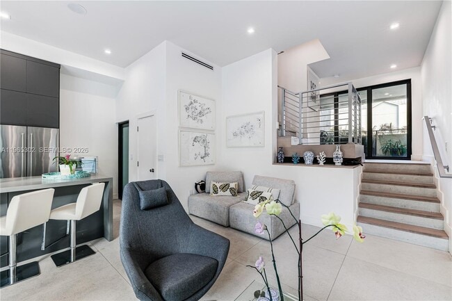 Building Photo - 640 Fernwood Rd